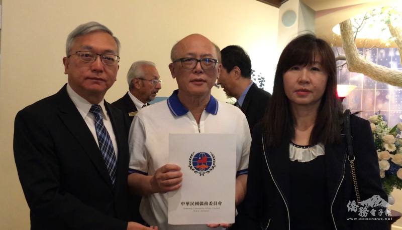 駐舊金山辦事處副處長朱永昌（左）、金山灣區文教中心主任莊雅淑（右），代表僑委會委員長徐佳青致唁電