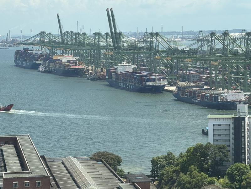 首頁 / 國際
新加坡港口國際樞紐地位續升 37次蟬聯亞洲第一
2025/9/4 10:31（9/4 11:11 更新）
新加坡是全球主要航空與海運樞紐，航空航線連接約上百個城市、海運通達逾600個港口。圖為新加坡一處港口。