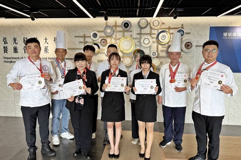 弘光科技大學師生參加「2025日本國際亞洲餐飲挑戰賽（JIAFBC）」，克服現場種種困難，奪下15面金牌。