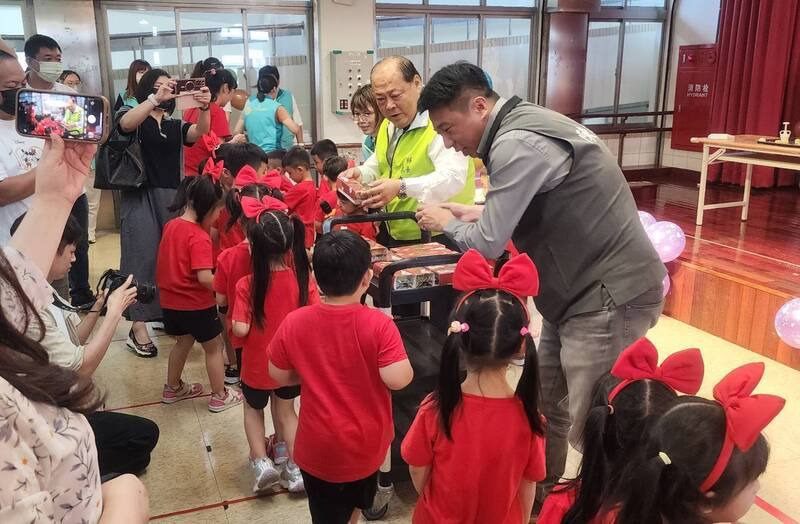 澎湖「魔豆小舖」5日發表中秋節產品，澎湖縣長陳光復（後右2）與議長陳毓仁（後右1）等人化身代言人，現場製作月餅，並分送給在場的小朋友品嚐。