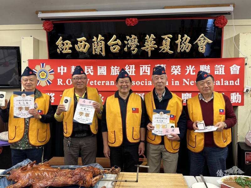 榮光會會長郭力銘（圖中）與本次麻將大賽前三名會員合影