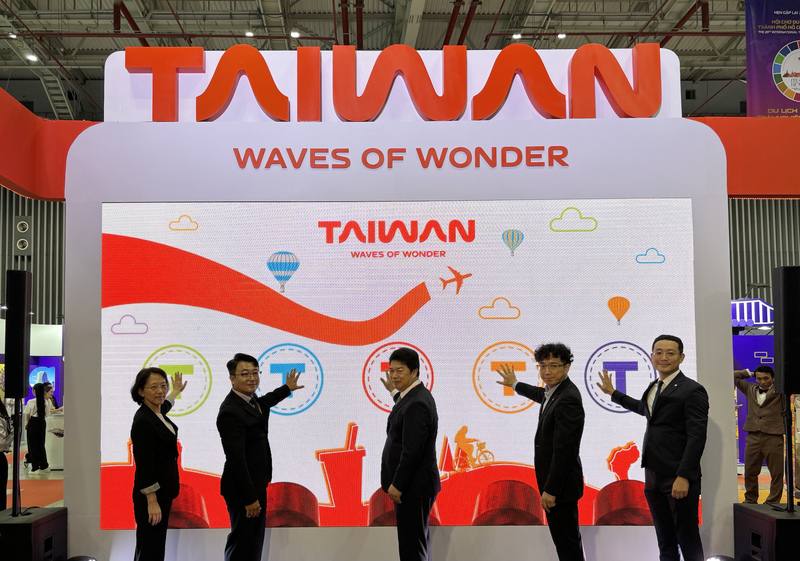 胡志明市ITE國際旅展4日登場，台灣館也於同天舉辦開幕式。駐胡志明市辦事處處長韓國耀（中）、觀光署駐胡志明市辦事處主任周欣毅（左2）、中華航空越南分公司總經理王薇（左1）、長榮航空越南分公司總主任蔡之堅（右2）、星宇航空越南分公司總經理張為舜（右1）出席。