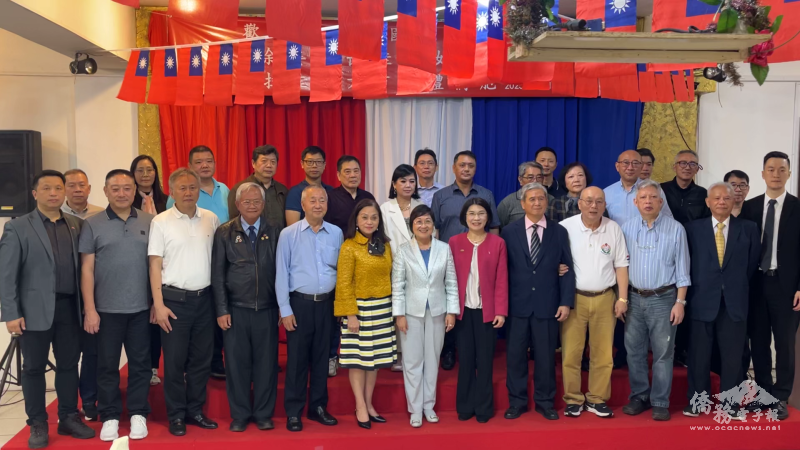 徐佳青（首排居中）與東方市僑務榮譽職代表