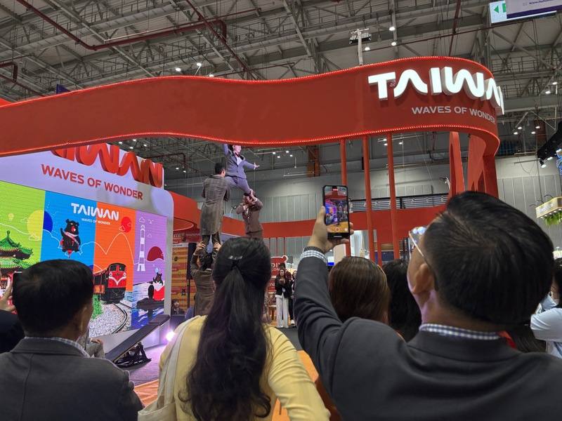 胡志明市ITE國際旅展台灣館4日開幕，台灣FOCASA馬戲團高難度精采表演吸引大批人潮圍觀。