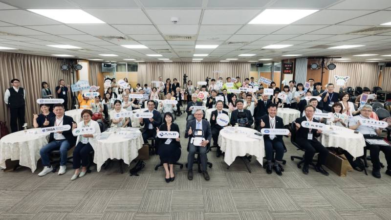 國科會舉辦「Kiss Science」活動邁入第7屆，今年有超過100個科研場域共同參與，讓民眾能從不同的角度感受科學與生活的緊密結合，鼓勵學童與青少年以多元視角親近科學、理解科學。