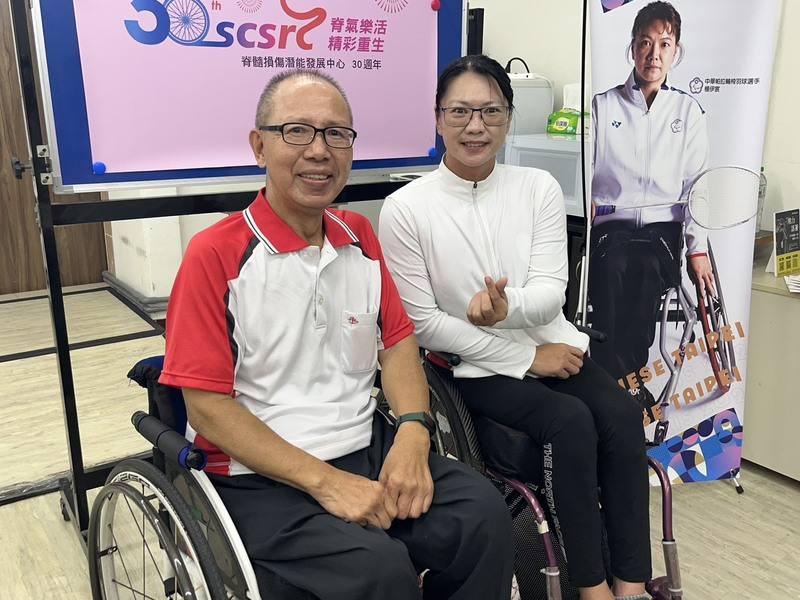 帕運羽球選手楊伊宸（右）5日出席「脊髓損傷潛能發展中心」高雄辦事處活動，與財團法人脊髓損傷社會福利基金會董事長林進興（左）接受媒體聯訪，盼協助更多人走出傷痛，活得精彩。