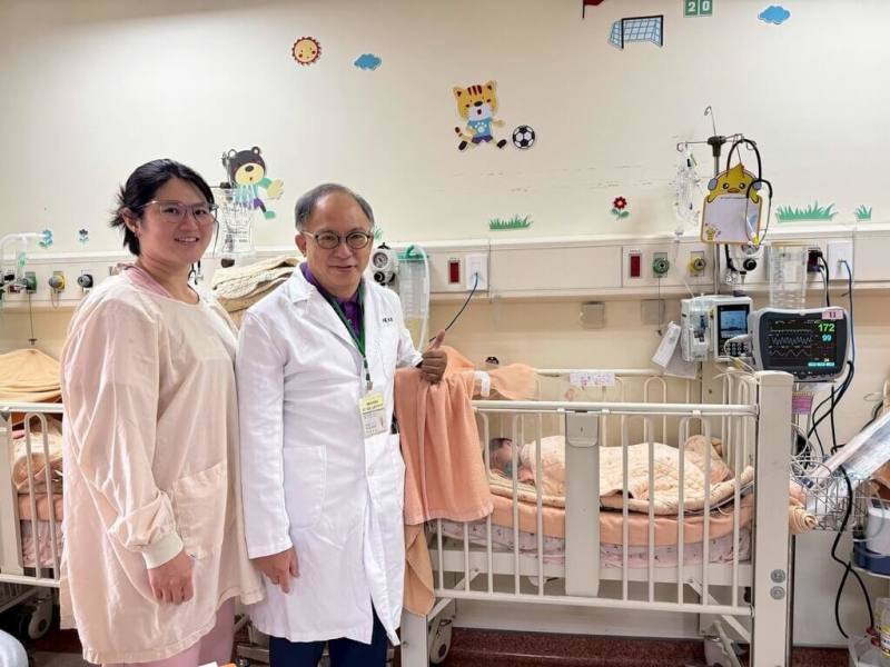 台中1名出生21天的新生兒出現嚴重咳嗽到吐等症狀，就醫檢查後發現感染呼吸道融合病毒（RSV）。烏日林新醫院小兒科醫師賴永清（左2）提醒，免疫力較弱的寶寶，一旦感染容易引發嚴重併發症，家長不可掉以輕心。（院方提供）
