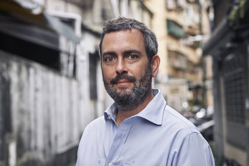 在台定居10年的記者何貴森，近期推出新書「幽影之國」，挑戰北京敘事，盼讓國際讀者看見台灣作為國家的存在。（許安榮提供）