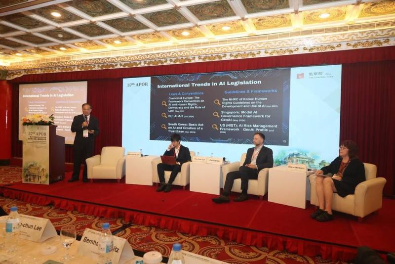 第37屆澳紐及太平洋地區監察使年會（APOR年會）在台舉行，其中人權國際研討會4日登場，第三場「AI與人權、民主及法治」由監委林文程（左）等人分享政府面臨AI發展影響，在政策執行仍需以人權為本。（監察院提供）