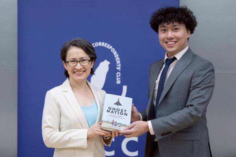 台灣外國記者會會長周浩霖（右）在一場媒體座談會中，將「幽影之國」贈與副總統蕭美琴（左），兩人手持書本合影留念。（總統府提供）