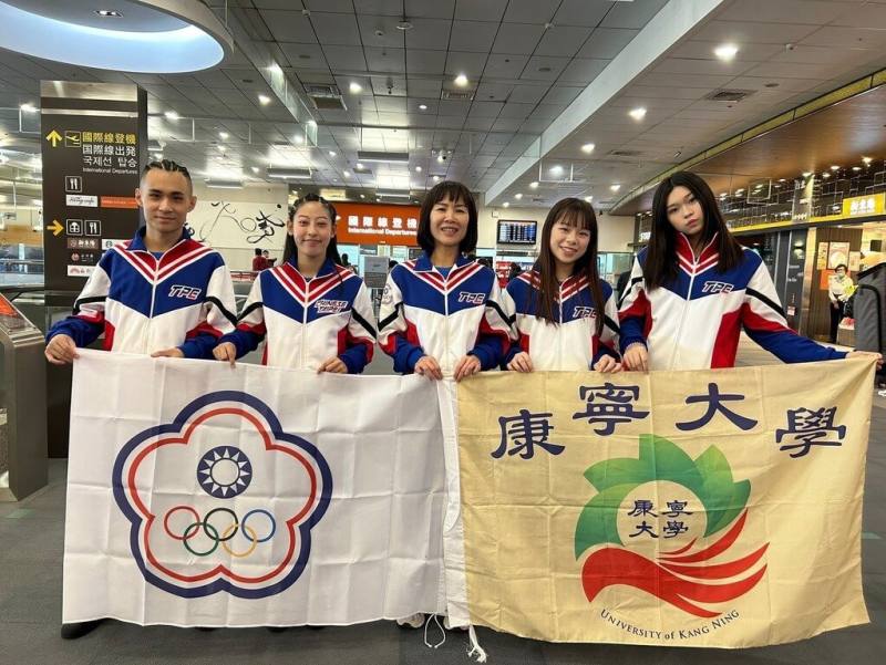 康寧大學5日發布新聞稿，2025亞洲啦啦隊錦標賽中，長期照護系教師邱淑媛（左3）等人入選國家代表隊。（康寧大學提供）
