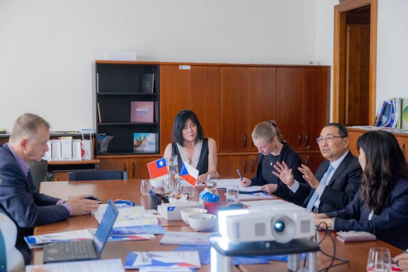 新北市長侯友宜（右2）率團訪問歐洲，拜訪捷克投資促進局（CzechInvest），盼強化產業供應鏈，並邀請捷克企業組團參訪新北，推動雙邊技術合作與投資。（新北市新聞局提供）