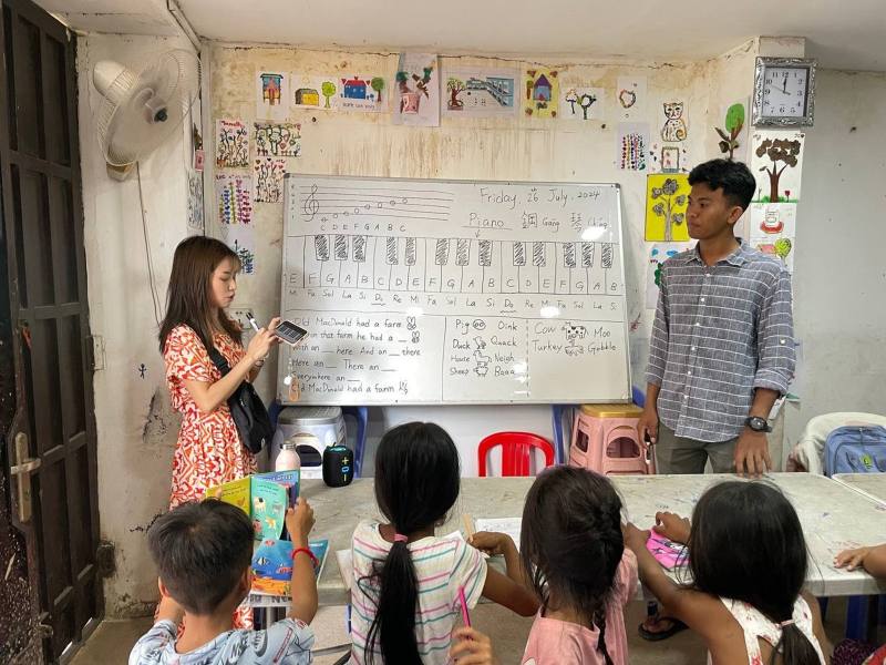 實踐大學余頌愛同學（圖左站立者）赴柬埔寨NGO組織實習