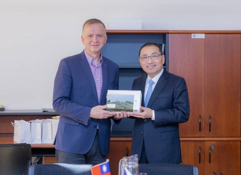 新北市長侯友宜（右）率團訪問歐洲，拜訪捷克投資促進局（CzechInvest），盼強化雙邊產業合作。圖為侯友宜致贈捷克投促局執行長簡．米哈爾（Jan Michal）（左）新北坪林茶葉伴手禮。（新北市府新聞局提供）