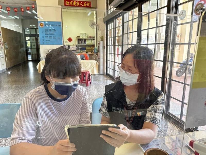 勞動部推動「支援青年就業計畫」，玉里就業中心4日表示，計畫線上申請流程便利，中心也可提供實體一對一諮詢服務，助青年填寫申請文件、解讀職涯測驗結果，甚至推薦適合的職缺。（北分署玉里就業中心提供）