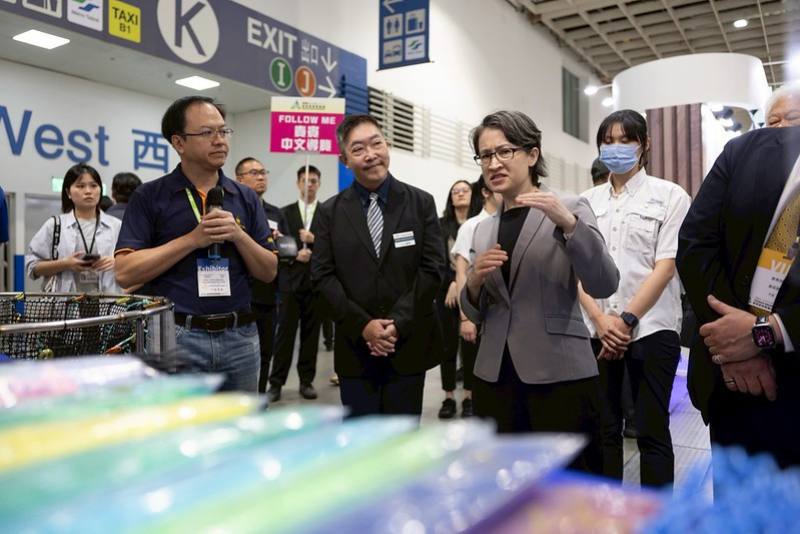 副總統抵達後，由農業部黃昭欽次長陪同，先後參觀農業韌性創新科技館、臺灣漁業青年品牌館、水產試驗所、工研院養豬產業韌性加値暨資源永續發展館及農業部智慧農業館等展區