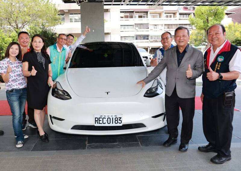 南投縣政府5日宣布，15日至11月15日推出「南投旅遊好康月」，旅客在縣內店家單筆消費滿新台幣500元即可抽獎1次，有機會獲得特斯拉汽車、電動機車、遊程體驗券等好禮。（南投縣政府提供）