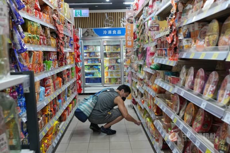 主計總處公布8月消費者物價指數年增率為1.60%。圖為民眾在台北市北投區超市採買。（中央社檔案照片）