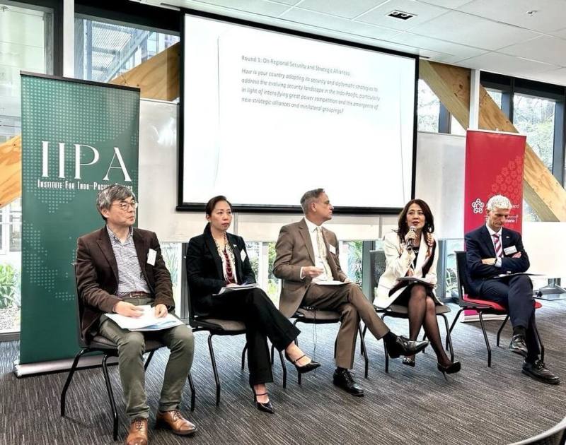 駐紐西蘭代表歐江安（右2）應當地智庫之邀，出席「大使圓桌論壇」；與日本駐紐西蘭大使大澤誠（左1）、菲律賓駐紐西蘭大使阿祖森納（左2）、加拿大駐紐西蘭高級專員史密斯（左3），以及英國駐紐西蘭副高級專員皮爾遜（右1）對談。（駐紐西蘭代表處提供）