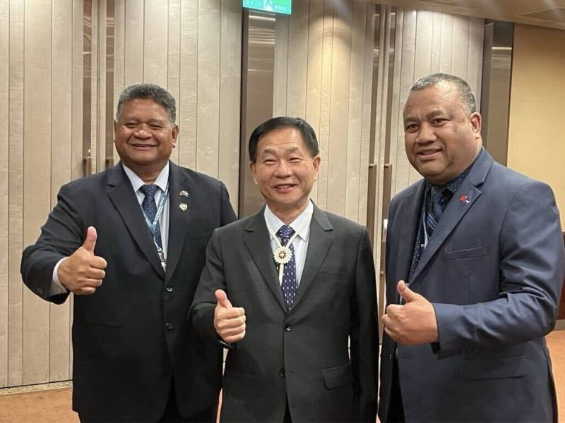 外交部與內政部於1日至3日共同舉辦「2025國際警察合作論壇」，外交部常務次長葛葆萱（中）與馬紹爾群島司法、移民暨勞工部長查克拉（Wisely Zackhras，右）、帛琉國務部部長艾古斯（Gustav Aitaro，左）合影。（外交部提供）