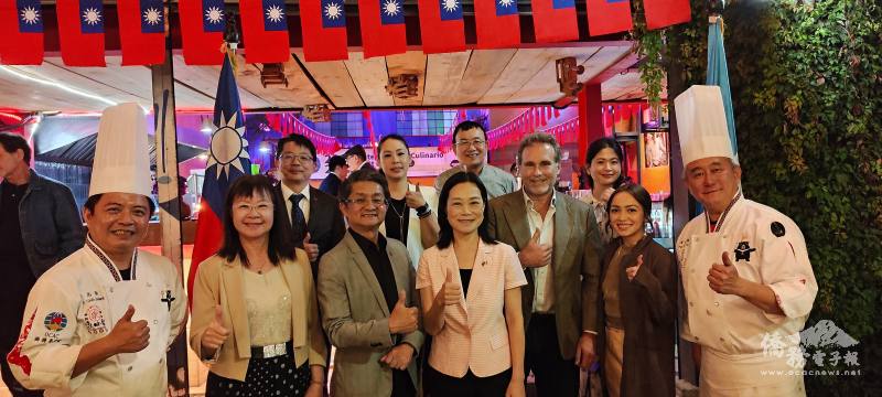 駐瓜地馬拉大使張俊菲與瓜國觀光局局長Harris Whitbeck參加美食交流活動，與僑領們合影