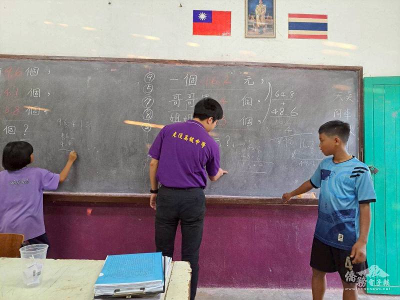 莊哲瑜在黑板前進行教學