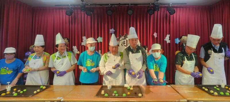 澎湖「魔豆小舖」5日發表中秋節產品，澎湖縣長陳光復（中）、議長陳毓仁（右4）等人化身烘焙師，現場體驗製作月餅，氣氛熱絡。
