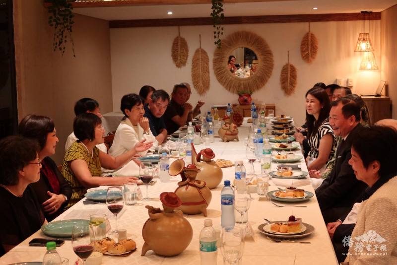 徐佳青與出席僑領代表交流分享