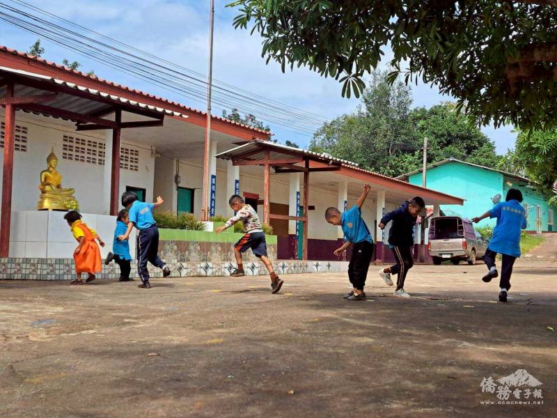 莊哲瑜帶學生走出教室，用「跳格子」的遊戲方式背誦弟子規
