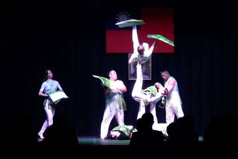 僑委會遴派的國慶文化訪問團北美洲團美東時間3日晚間在華府僑教中心演出，透過雜技表演展現台灣多元面貌。