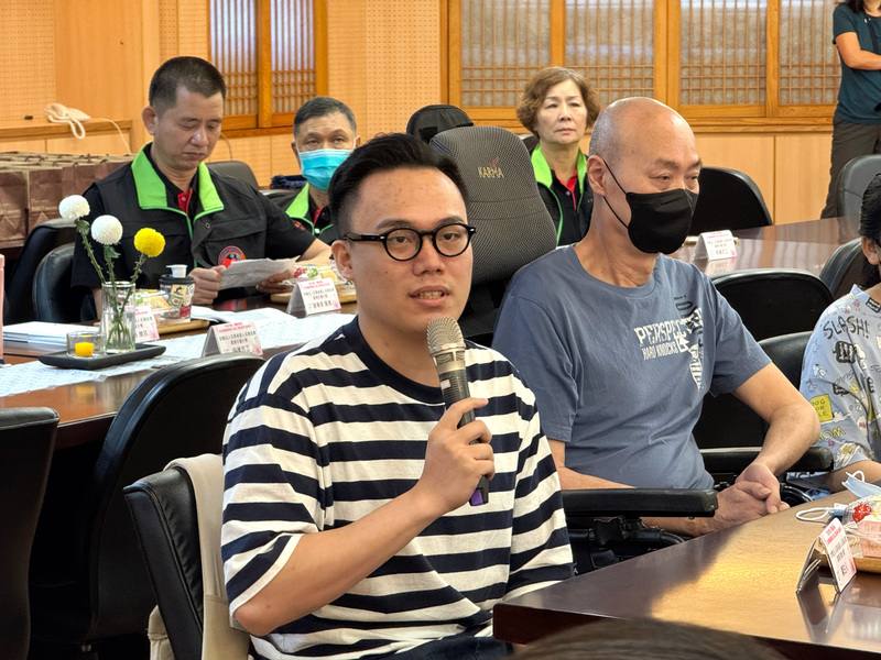 慈濟科大護理系（現為慈濟大學）學生曾洺哲（持麥克風者）因車禍傷到脊椎，一度無法行走，經過1年半治療及復健，現在已可以拄拐杖走路，也到醫院擔任個管師，以自身經驗鼓勵脊損病友再次站起來。