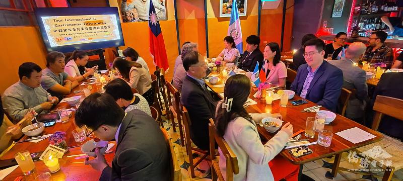 來賓品嚐美食、交流互動場景