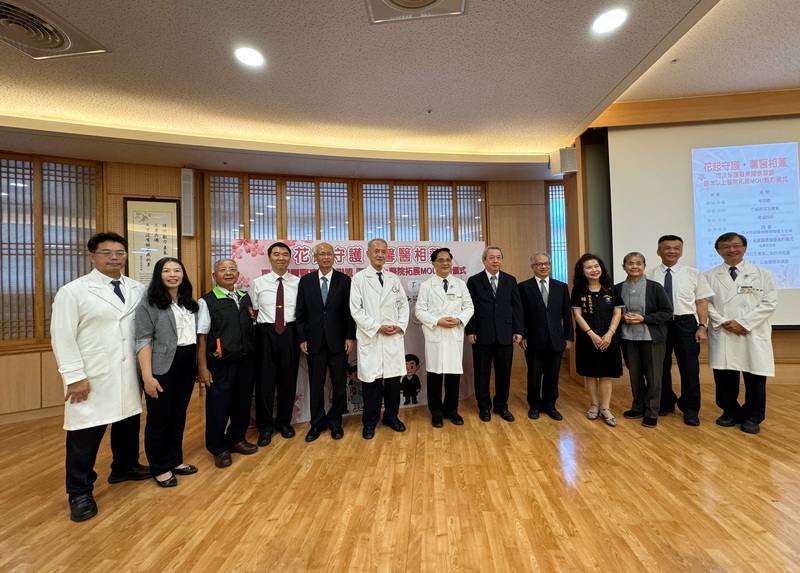 犯罪被害人保護協會台灣花蓮分會5日與花蓮慈濟醫院、門諾醫院簽署重傷犯罪被害人醫療服務合作備忘錄，即日起經犯保花蓮分會錄案的重傷被害人持「醫療關懷卡」就醫，可享免掛號費及部分負擔減免等照護。