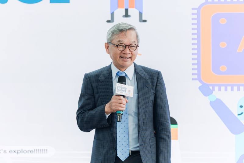 吳誠文主委致詞時表示，今年「Kiss Science」活動有33個全新科研場域加入，讓社會大眾看見科技應用與創新能量；「2025科普環島列車」將於10月20日登場，今年特別設置「共好車廂」，將科學學習與社會關懷結合，讓知識分享成為共好力量。