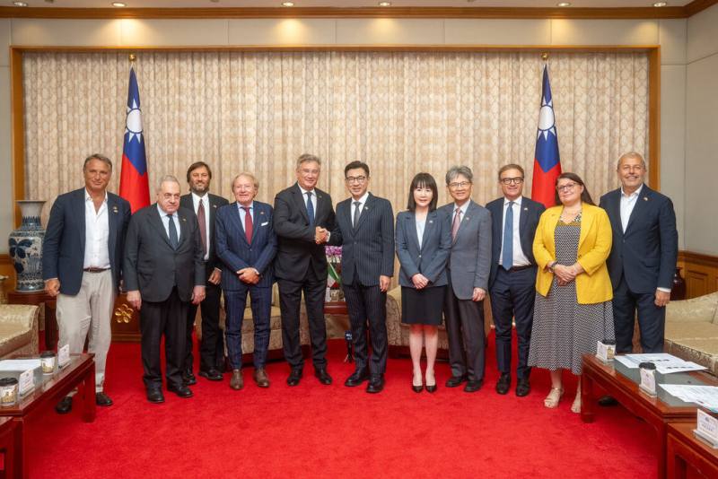 立法院副院長江啟臣（中）5日接見「義大利友台協會訪問團」，他表示，義大利國會近3年來逐漸加大對台灣的友好與支持力度，尤其在維護台海和平穩定方面的表現更為積極。（立法院提供）