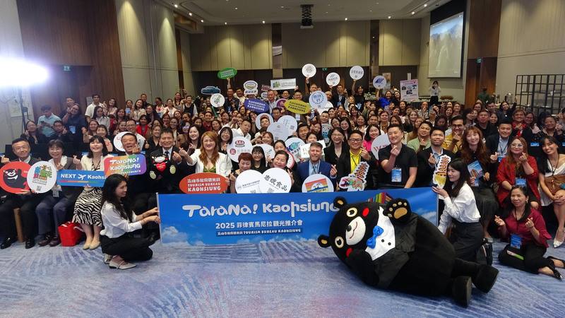 高雄市觀光局長高閔琳（第1排左6）5日偕同高雄旅宿、餐飲、伴手禮等業者，在馬尼拉舉辦觀光推介會。駐菲律賓副代表李廷盛（第1排左5）共襄盛舉。