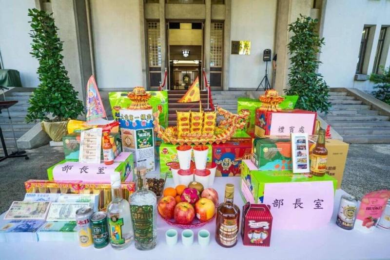 外交部於5日中元節前夕舉行普渡祈福儀式，友邦和友好國家也提供了貝里斯辣椒醬、立陶宛巧克力、巴拉圭牛肉、瓜地馬拉咖啡等參祭。（外交部提供）