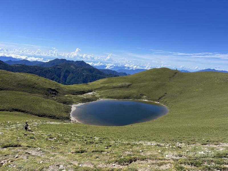 中央山脈稜線三叉山下的一個「蛋形池」，布農族稱它為「月亮的鏡子」，帶有神話意涵，山友則給予浪漫名字「天使的眼淚」，地圖上的標示則是嘉明湖，嘉明湖取自40年前2名軍官的名字。
