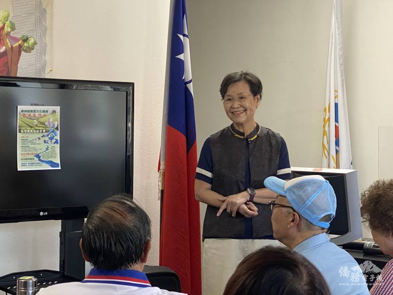 茶藝講師陳燕鴦說明臺灣茶差異。