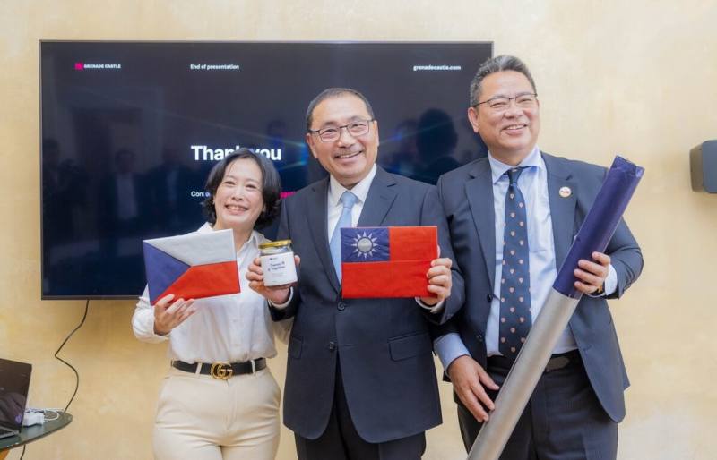 新北市府6日表示，市長侯友宜（中）率團訪問捷克的產業，參訪台商新創的代表 Grenade Castle 公司，圖為侯友宜與Grenade Castle執行長黃心苹（左）、捷克台灣商會會長黃鴻章（右）合影。（新北市府新聞局提供）