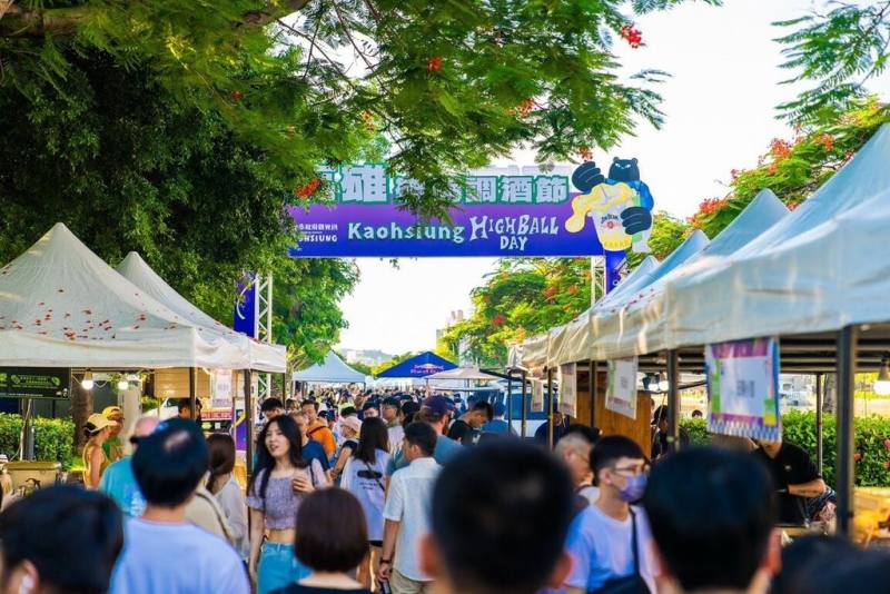 「2025高雄雄嗨調酒節」13、14日在愛河河西路登場，串聯全台逾70家風格酒吧與餐飲品牌參與，將結合調酒師在現場展演。（高雄市觀光局提供）
