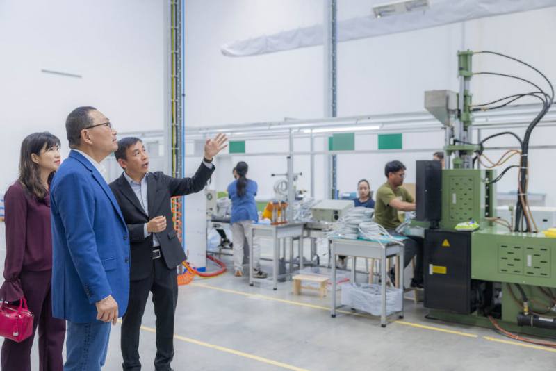 新北市府6日表示，市長侯友宜（前）率團訪問捷克的台商新泰工業公司，聽取新泰工業副總經理林柏勳（2排右）簡介廠區，陪同的為市府經濟發展局長盛筱蓉（2排左）。（新北市府新聞局提供）