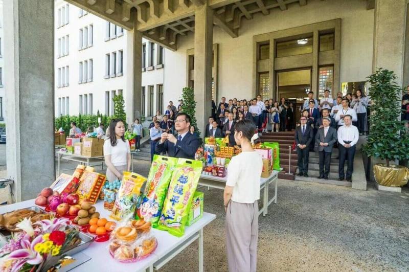 首頁 / 政治
外交部普渡祈福　貝里斯辣椒醬、立陶宛巧克力上供桌
2025/9/5 20:07（9/5 20:21 更新）
外交部長林佳龍於5日中元節前夕率領外交部人員舉行普渡祈福儀式，祈願外交業務推展順利。（外交部提供）