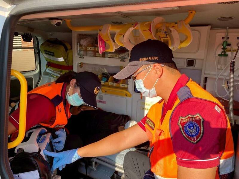 澎湖縣白沙鄉鳥嶼村石姓民眾5日清晨疑急性心肌梗塞發作，由衛生所與消防局啟動12導程心電圖進行線上接力救援，平安後送至醫院進行手術治療，救回一命。（澎湖縣消防局提供）