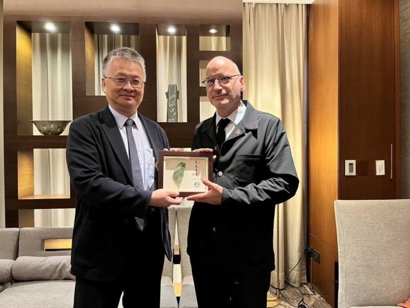 教育部6日發布新聞稿，法國總統科學顧問趙歷祐（Pierre-Paul Zalio，另譯薩里奧）（右）訪台，參訪多所大專展現台、法學術的密切合作。左為教育部次長劉國偉。（教育部提供）