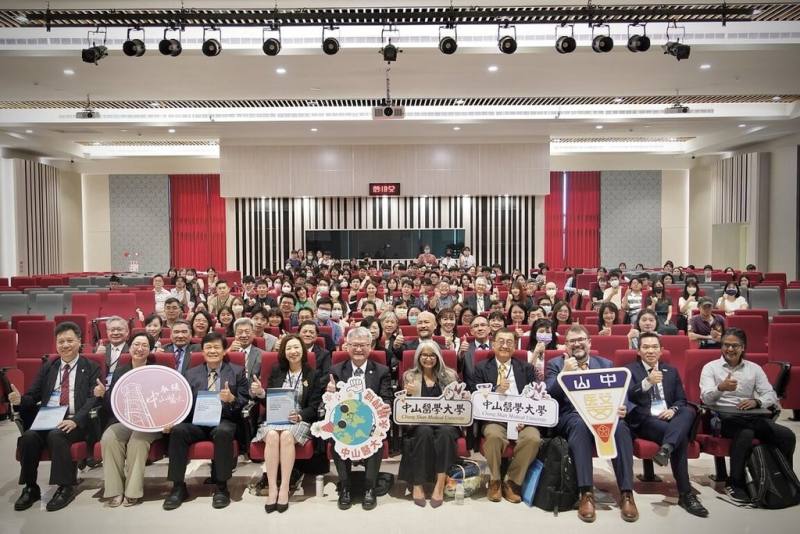 中山醫學大學6日舉辦「2025氣候變遷與醫學及教育國際研討會」，邀美國、新加坡及國內專家學者，聚焦氣候變遷對醫學教育、臨床實務與公共政策的影響。（中山醫大提供）