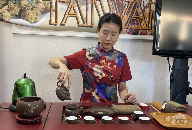 茶道師李明穎現場親自沖泡，邀請與會者品茶。