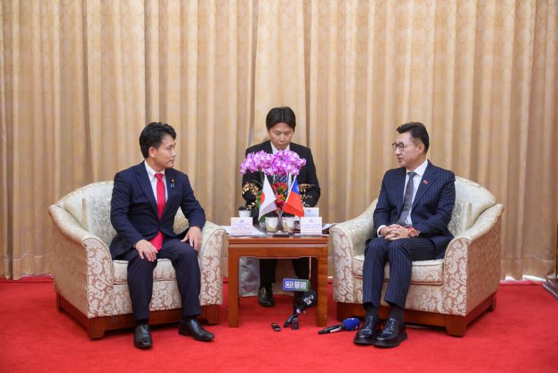 立法院副院長江啟臣（右）今天接見日本參議員滝波宏文（左），他表示，當前全球貿易情勢充滿不確定性，台日應持續在半導體、人工智慧及能源等新興領域深化合作，並發揮高度互補性。（立法院提供）