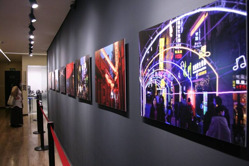 巴西攝影師托塞托「台灣100天」攝影展5日在聖保羅藝術學院美術館（MUBA）開幕，他以影像重構百日生活，深度凝視台灣社會，在光與影中探索時間、命運與人性的交錯。