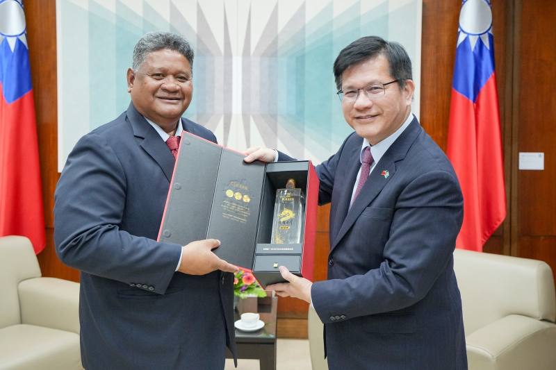 外交部長林佳龍（右）贈禮給帛琉共和國國務部長艾古斯（Hon. Gustav Aitaro，左）。